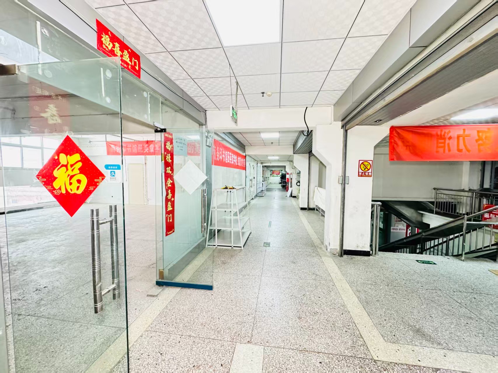 大众后街灵活办公空间，满足企业不同发展阶段需求 ✨ 商业配套完善，助力企业快速成长 ✨ AI产业资源链接，共建创新生态 ✨ 办公、展示、运营一体化空间  现在入驻，抢占AI产业发展新赛道！_COPY