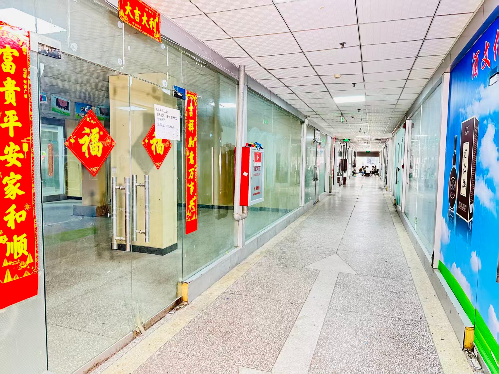 大众后街园区位于洛阳市老城区春都路商贸核心区域，周边商业氛围成熟，交通便利，配套完善。依托传统副食品商贸资源，园区具备良好的经营基础和人气优势，是企业办公、商品展示、批发零售及创业发展的理想选择。