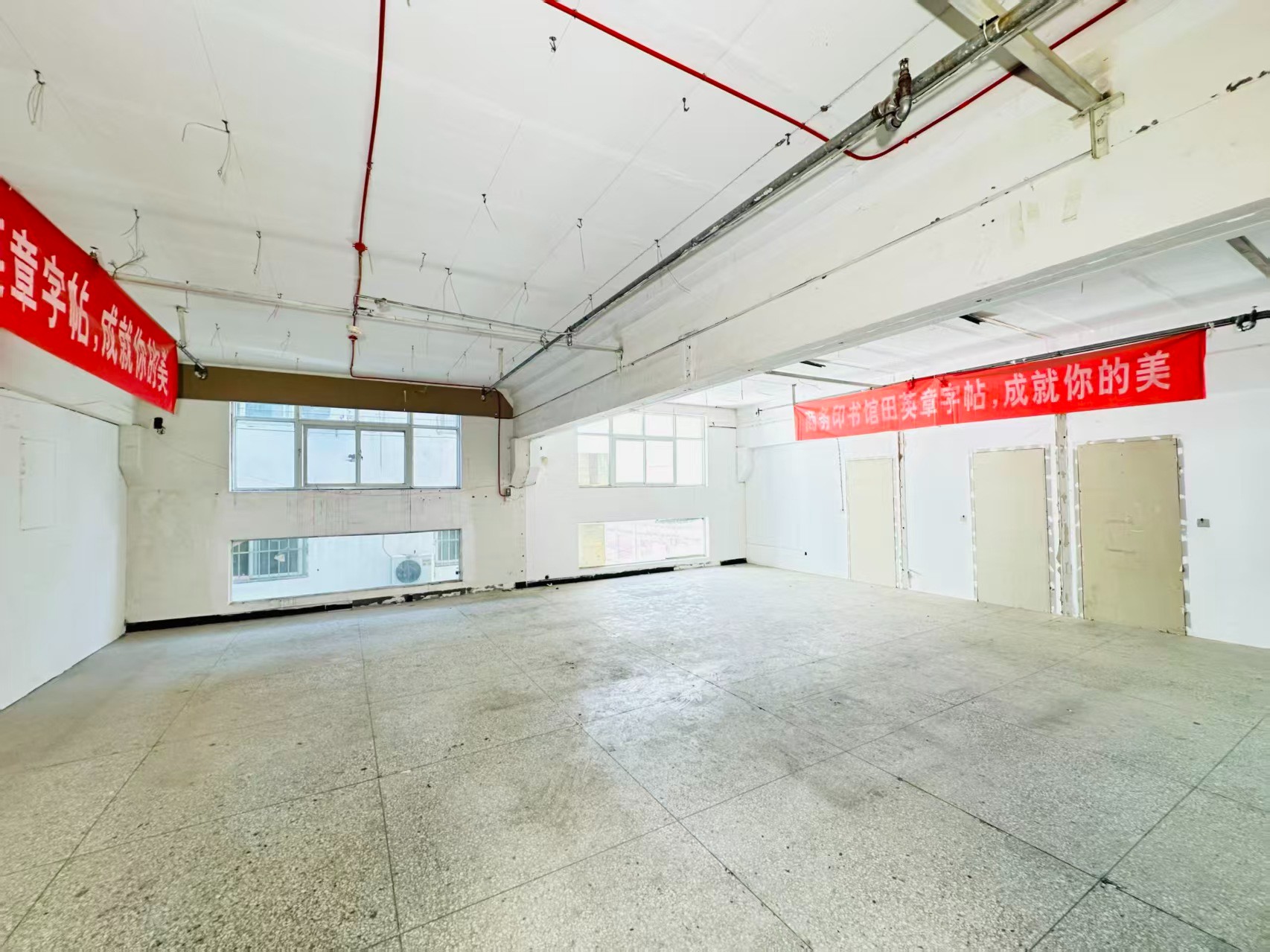 大众后街重点吸引人工智能应用、数字经济、电商直播、智能制造服务、软件开发、科技创新企业及创业团队入驻